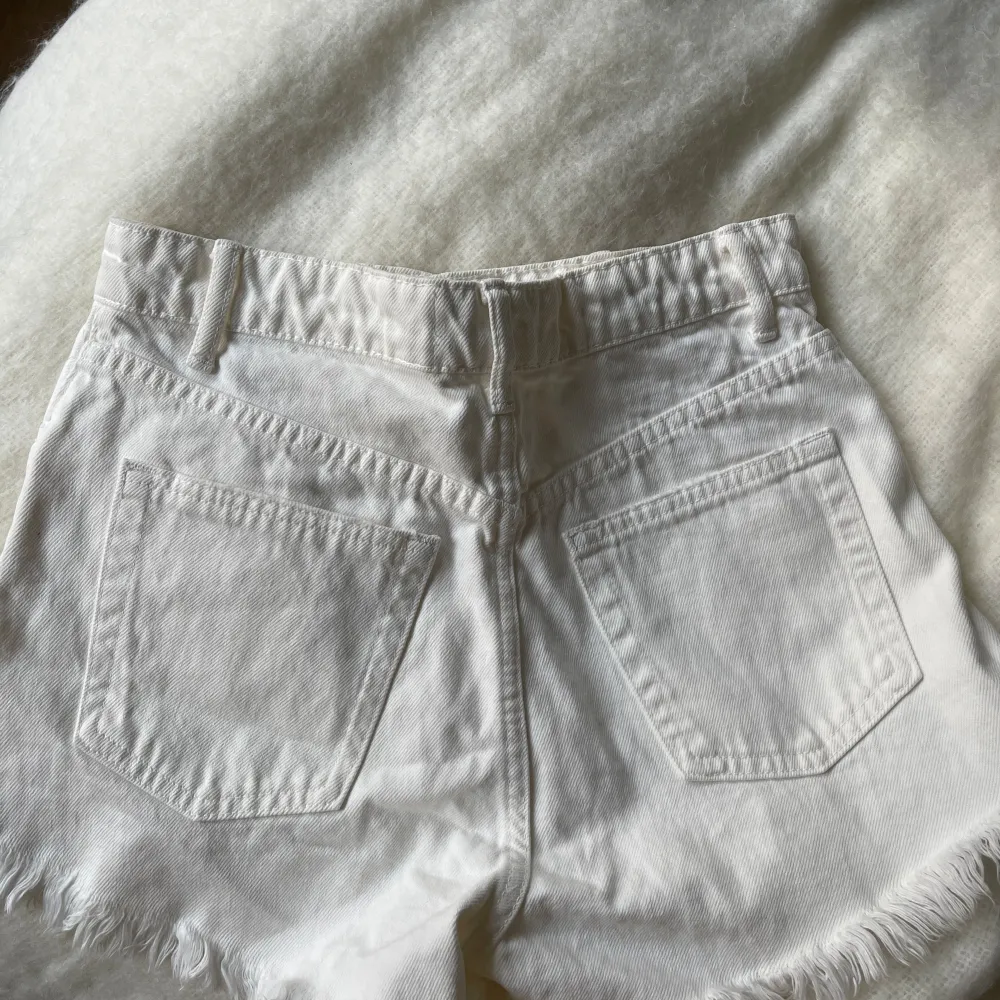 Otroligt fina jeansshorts ifrån zara ❤️ fräsch färg till sommar och höst. Shorts.