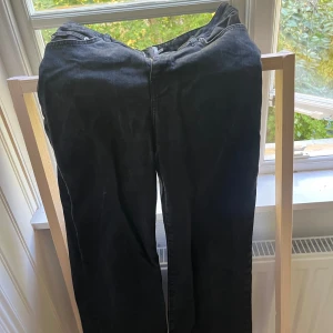 Jeans svarta - Jeans svarta från Lager 157.Skriv så kan vi lösa ett bättre pris.