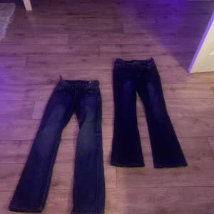 2-pack jeans  - Bootcut, stretchiga i materialet o normala i stl Se bilder för slitage osv, skriv vid fler bilder då de inte går lägga in fler i annonsen  Mått på vänster jeans  Midja 32cm (är jätte stretchiga) Innerben 76cm Ytterben ca 100cm Grenhöjd ca 23cm   Mått på höger jeans  Midja ca 33cm (är jätte stretchiga) Innerben ca 72cm  Ytterben 96,5cm  Grenhöjd ca 24cm