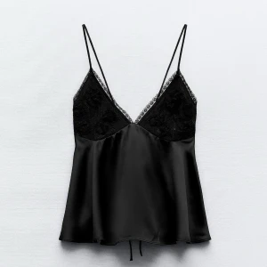 Söt topp - Super söt topp med knytning i ryggen. Passar till allt! Liten defekt där det är spets/syns knappt.(sista bilden)