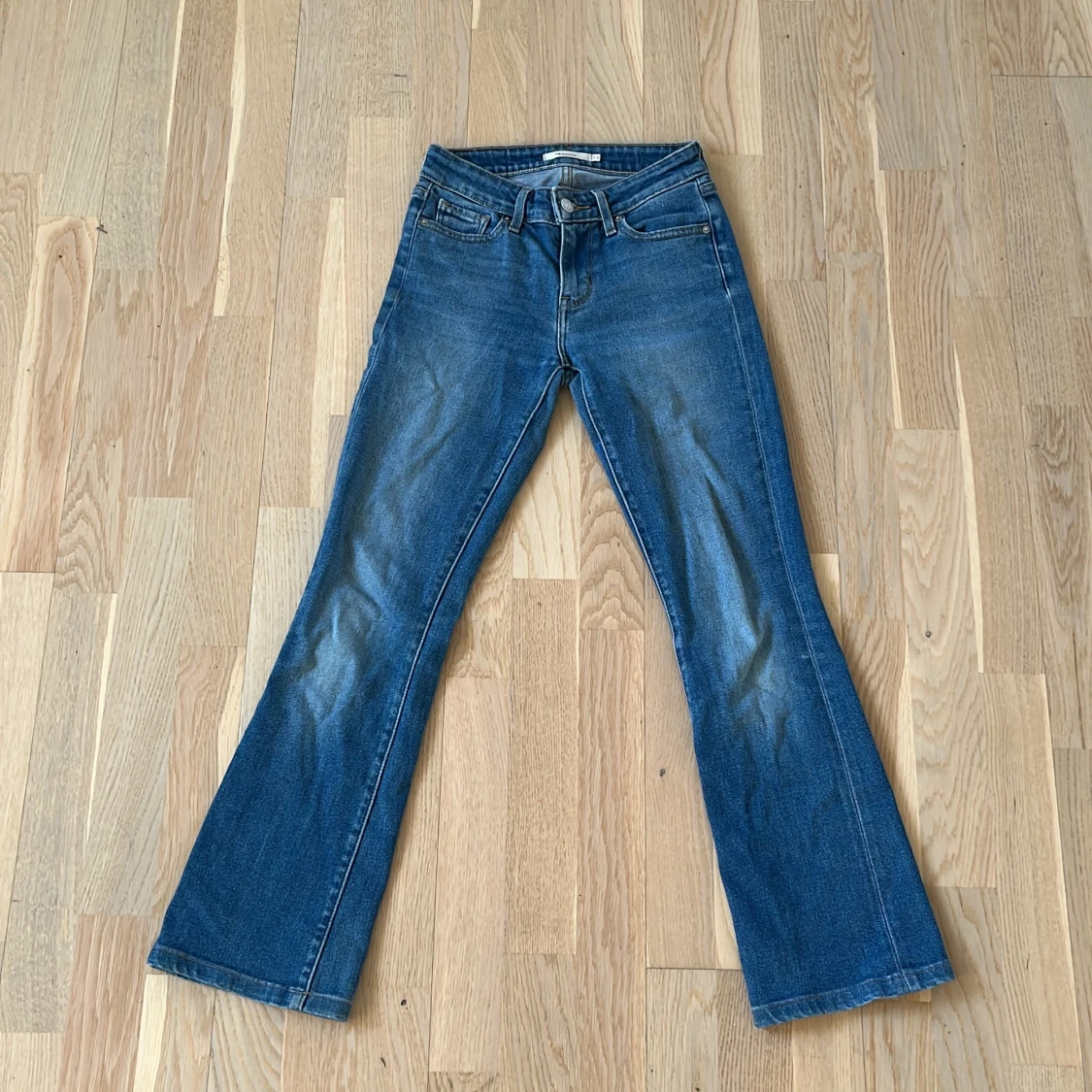 Blå bootcut jeans från Levi's - 1