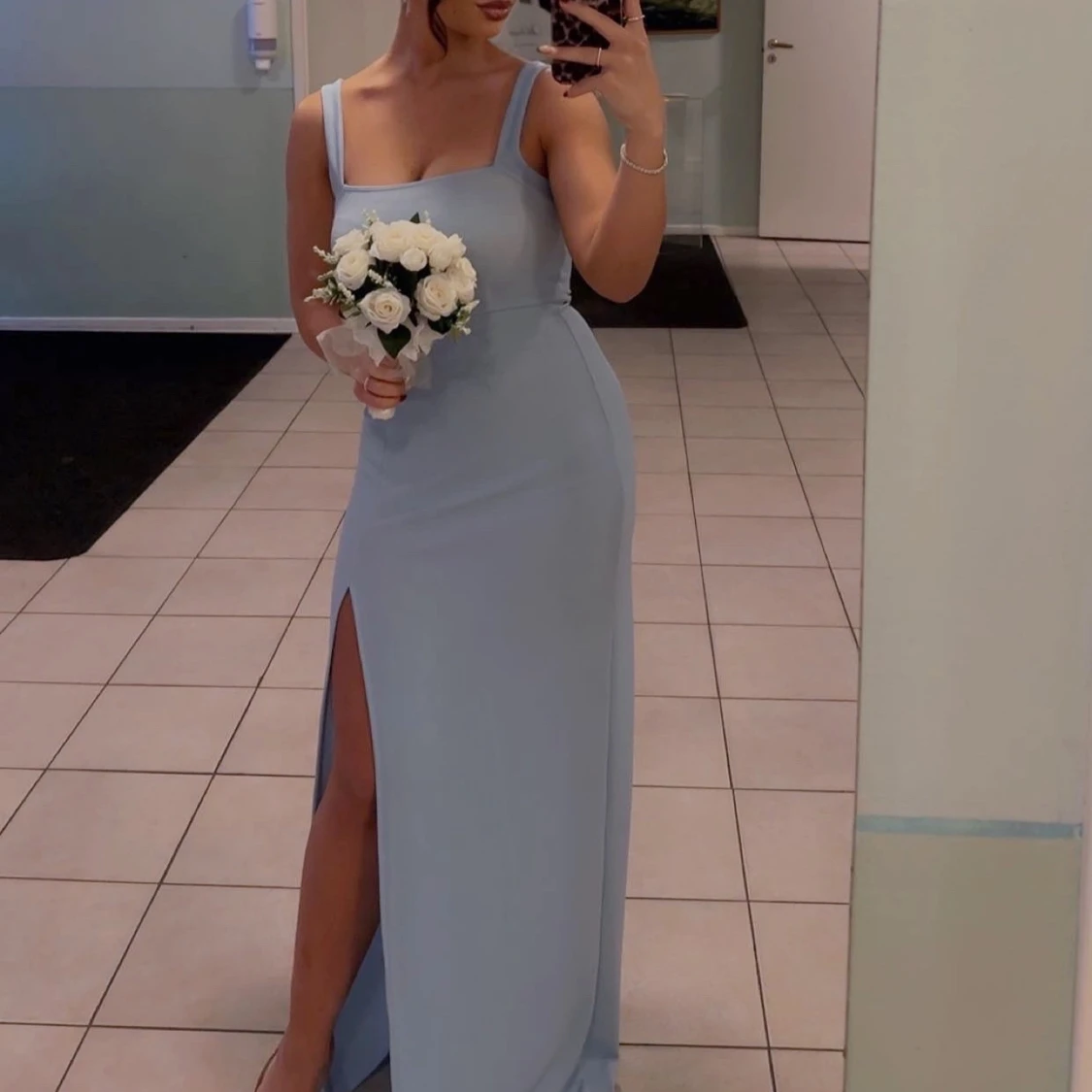 Ljusblå långklänning med slits - 1