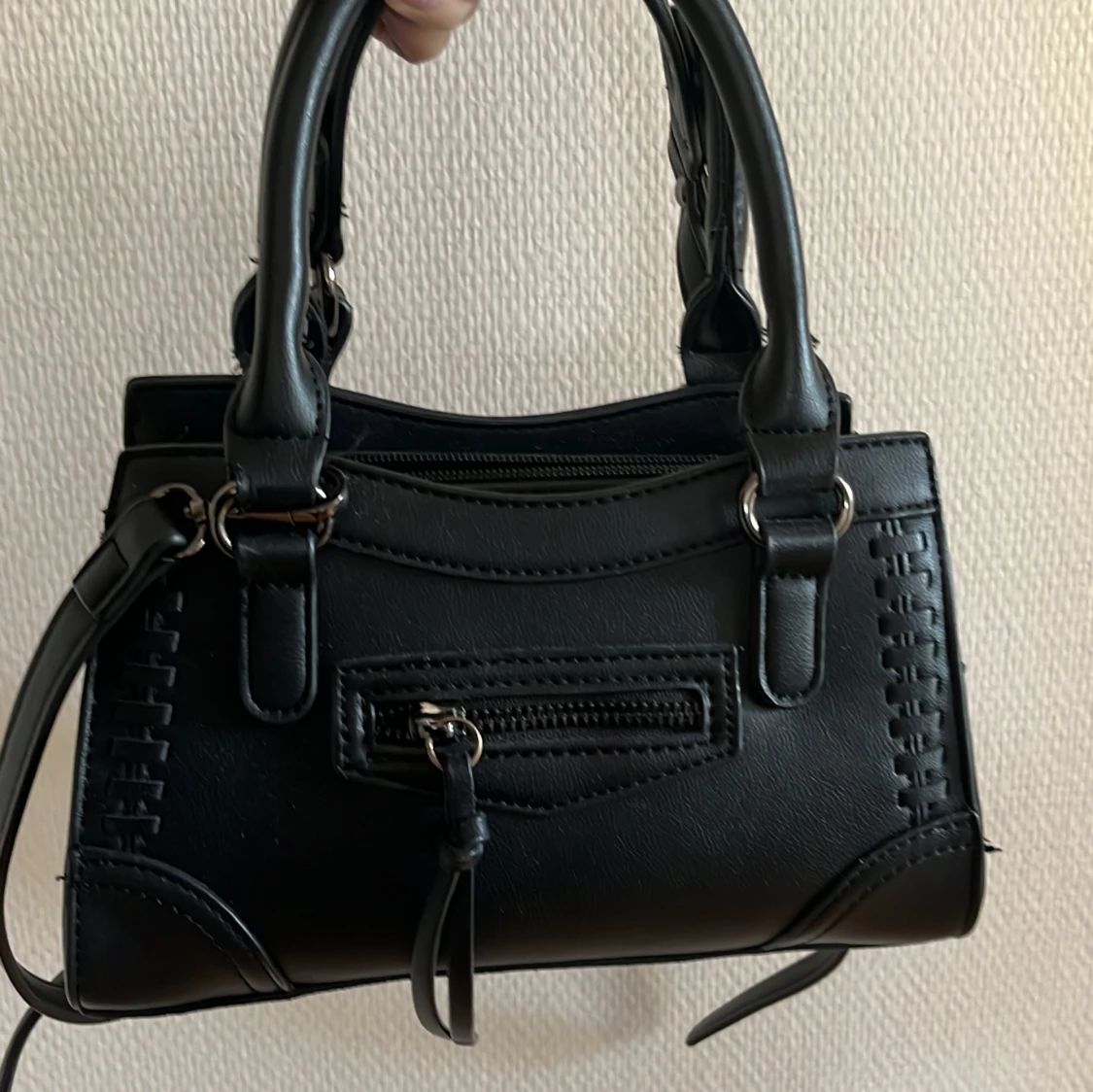 Svart handväska med dragkedja - 1