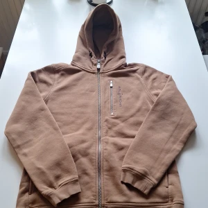 Brun zip hoodie från Sail Racing - Nu säljer jag min varma zip hoodie från Sail Racing. Perfekt nu under de kalla dagarna🌨 Använd rätt många gånger men det är svårt att se. Storleken är 170 men passar även kortare. Skulle säga typ 160-172. Originellt kostar den 999kr 