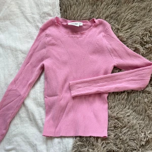 Rosa långärmad topp - Rosa topp från KappAhl. Sparsamt använd, ribbad och skönt material. 