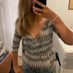 Missoni liknande blus - Jätte fin missoni liknande blus från Bik Bok perfekt nu till sommaren💓 Storlek M men skulle nog passa S också💓💓Första bilden är inte min bild!