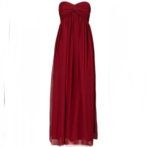 Vinröd axelbandslös klänning från NLY Trend - Säljer en elegant vinröd axelbandslös klänning från NLY Trend. Klänningen har en vacker drapering över bysten och ett flödande långt fall. 🥰🥰