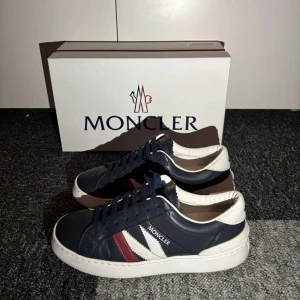 Moncler skor - Säljer dessa riktigt fetta Moncler skor! | Size 40 | skick 9/10 | kvitto och allt og finns | skriv vid minsta lilla fråga eller fundering!🙌🙌