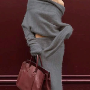 Stickat sett - super gulligt och mysigt ribbstickat sett. Säljer då det inte används. Skriv privat för fler bilder🩷