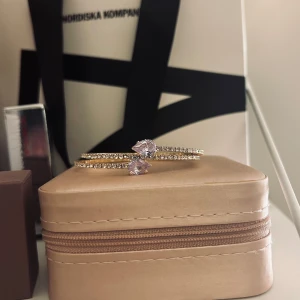 Gulligt armband - Carolin svedbom liknande armband, aldrig använt jätte gulligt!✨🥂⭐️🧸