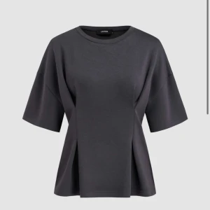 Mörkgrå blus från Cider - En helt oanvänd blus från cider, med prislapp och allt kvar! Används ej då jag fick fel storlek:(             Superfin och väldigt stilren😊.                                    Nypris var ca. 250kr