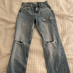 jeans - Jeans med straight leg och tre hål💗