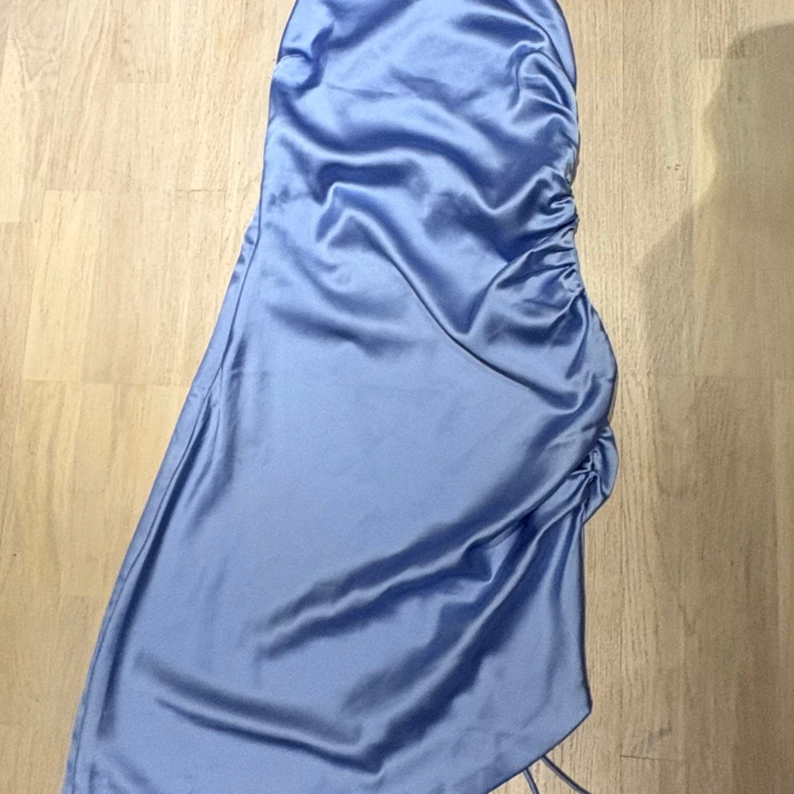 Ljusblå sidenklänning från NA-KD