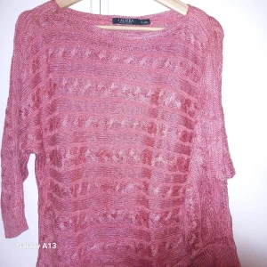 Rosa stickad tröja från Lauren Ralph Lauren - Säljer en snygg rosa stickad tröja från Lauren Ralph Lauren. Tröjan har ett fint mönster och trekvartsärmar, perfekt för en stilren look. Passar bra till både jeans och kjol. 🌸