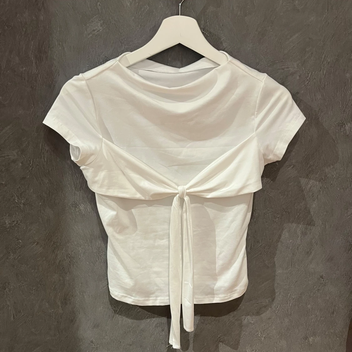 Vit kortärmad topp med knyt