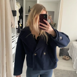 Mörkblå kappa - Jättefin kort marinblå kappa från Missäy i bra skick❣️