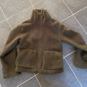 teddyjacka från hm  - Säljer då den ej passade mig