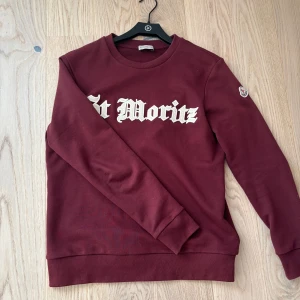 Moncler sweatshirt - Säljer nu min snygga och sällsynta moncler tröja i storlek s med texten 'St Moritz' i vitt på framsidan. Tröjan är sparsamt använd och inga tecken på användning. Vid fler frågor/bilder tveka inte på att skriva!