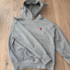 Ami Paris hoodie - Säljer nu min snygga ami Paris hoodie i st s. Tröjan är i bra skick och sparsamt använd. Vid fler frågor/bilder tveka inte på att skriva!
