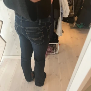 Mörkblå jeans - Säljer nu dessa mörkblå jeans ifrån märket ”Fitt jeans”, dessa jeans är köpta här på Plick av en tjej som klippte egna slitsar på inner benen (se biler) och dessa är aldrig andvända av mig eftersom det är för små❤️ skriv för mer bilder eller info🥰