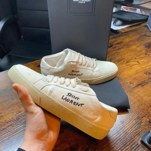 Saint Laurent skor - Exklusiva Saint Laurent skor! En stilren och tidlös modell som passar perfekt både till vardags och mer uppklädda tillfällen.  | Färg: Vit ⚪✨ | Skick: Lätt använda 👍 | Modell: Court classic 🏆 | Storlek: 40👌 | Box: Originalbox medföljer 📦 | 🚚 Leverans: Skickas snabbt via PostNord eller Instabox 📬📦 |  💬 Skicka ett meddelande vid frågor!