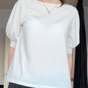 2 toppar/blusar - 2 fina toppar från H&M i storlek M. Den ena är vit och den andra är blå, båda med korta ärmar och en lös passform. Vid köp köper man båda💞 