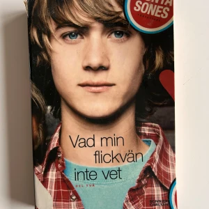 Vad min flickvän inte vet - Boken 'Vad min flickvän inte vet' av Sonya Sones handlar om Robin, som inte längre är skolans nörd utan Sophie Steins pojkvän. Men att vara ett par på Cambridge High har sina utmaningar. Robin ställs inför svåra val och hans kärlek till Sophie sätts på prov.