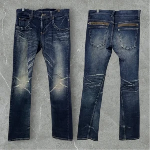 Blå jeans från PPFM - Mörkblå jeans från PPFM med fade på framsidan och baksidan. Midjemått:41 cm, ytterbenslängd: 100 cm, fotvidd: 17 cm. Finns på folkungagatan 142!