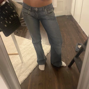 Lågmidjade Redstar jeans  - Säljer dessa fina jeans som tyvärr inte kommer till användning längre💓Lite tunnare i tyget upptill och några slitningar (de sista 2 bilderna) Midjemått tvärs över:41, Innerbenslängd:85