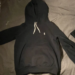 Ralph lauren hoodie - Svart Ralph lauren hoodie i bra skick. Storlek XS