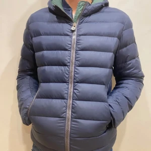 Blå dunjacka från Colmar - Säljer en snygg blå dunjacka från Colmar med dragkedja framtill. Jackan har en quiltad design och långa ärmar. Perfekt för kyliga dagar. 🧥