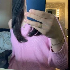 Rosa tröja med långa ärmar - Säljer en söt rosa tröja med långa ärmar. Perfekt för en mysig dag hemma eller en promenad i stan. Tröjan har en enkel design som gör den lätt att matcha med olika outfits. Är v ringad💕