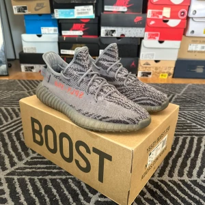 Adidas Yeezy Boost 350 V2 ”Beluga 2.0” - Adidas Yeezy 350 V2 ”Beluga 2.0”  Size: 44 👟 Cond: 8,5/10  Pris:  2000kr 💵  +Frakt 🚚📦  Box: ✅  Kvitto: ✅ All Og: ✅  Dm för frågor 💬