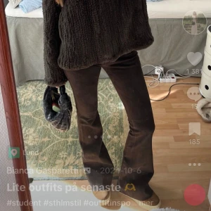 Mocka byxor bruna  - Supersnygga byxor i mocka(inte äkta). Långa, passar på mig som är 168. Använda en gång. Från Mayla. Lite slitna nertill bak. 