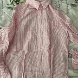 Rosa och vit randig skjorta - Säljer denna rosa och vita randiga skjortan perfekt för sommaren 🩷