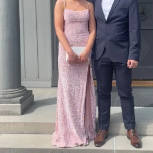 Balklänning rosa glittrig - Säljer ni min fina fina balklänning🩷 köpt från ivory field, säljs inte längre nypris var 3000! Passar någon med s/m i storlek skulle jag tro💞använd en gång