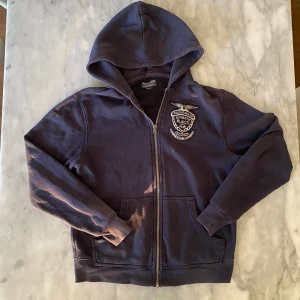 Ralph Lauren denim and supply zip hoodie blå  - Skick: 8,5/10  Märke: Ralph Lauren  Storlek: M  Färg: Blå ✅Tar även byten på allt 