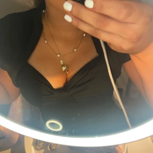 Guldhalsband med hjärthänge - Elegant guldhalsband med ett hjärthänge. Ifrån Taira💗 