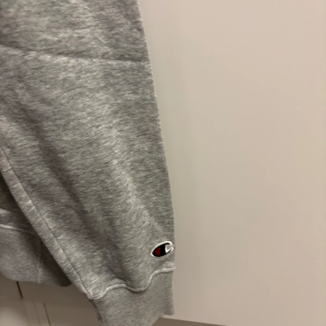 Grå hoodie från Champion - 2