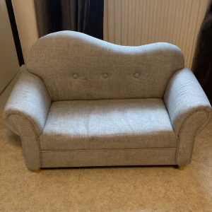 En liten soffa   - Soffan är i bra skick.Soffan är till barn kille eller tjej det kvittar 
