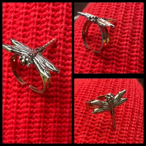 By prisförslag- Silverfärgad ring med trollslända - Unik och stilren ring i silverfärg med en detaljerad trollslända som motiv. Ringen har en öppen design vilket gör den justerbar för olika storlekar. Perfekt för att ge en naturinspirerad touch till din stil.