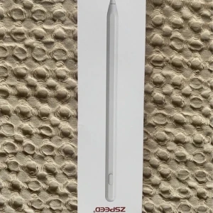 Vit Touchpenna från Zspeed - Penna för surfplatta från märket zspeed. Använd i ca en månad på IPad 10th Gen. Tycker pennan fungerar utmärkt och märker inga konstigheter. Jag använde pennan i appar som procreate och goodnotes.   Man får med extra huvud till pennan och den laddas med USB-c. Laddare ingår inte.