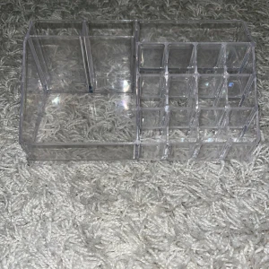 Transparent sminkorganiserare - Lite sprickor i den men den funkar fortfarande hur bra som helst.