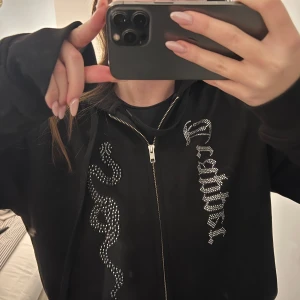 Zipper hoddie ifrån Trapper. - En svart zipper hoddie ifrån Trapper, Med jätte bra skick. använt fåtal gånger där den bara ligger i min garderob. 