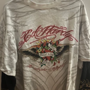  Ed Hardy tröja - Säljer en grå teshirt från Ed Hardy . Har aldrig använts ute. Rent och bra skick. Kan träffas runt hela sthlm.