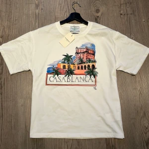 Vit t-shirt från Casablanca - Säljer min T-shirt från Casablanca! Helt ny! Nypris 2499:- Storlek M. Hör av er vid frågor och funderingar! 
