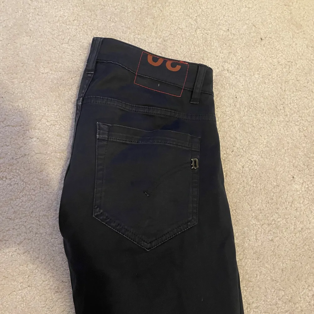 Snygga svarta jeansbyxor med en klassisk design. De har en normal passform och är perfekta för en stilren look. Byxorna har knappar och dragkedja framtill samt fickor både fram och bak.. Farkut & Housut.