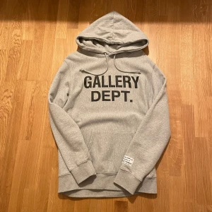 Gallery Dept Hoodie - Nu säljer jag min Gallery Dept Hoodie. Hoodien är storlek M. Hoodien är använd under ett tillfälle!