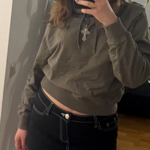 Olivgrön hoodie från Bread & Boxers - Säljer en olivgrön hoodie från Bread & Boxers i storlek M. Den har en klassisk design med huva och dragsko samt långa ärmar. Hör av dig vid intresse!