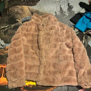 Beige pälsjacka från KappAhl - Säljer en supermjuk och fluffig beige pälsjacka från KappAhl. Jackan har en stilren design med långa ärmar och en bekväm passform. Perfekt för att hålla sig varm och snygg under kyliga dagar. 🧥✨